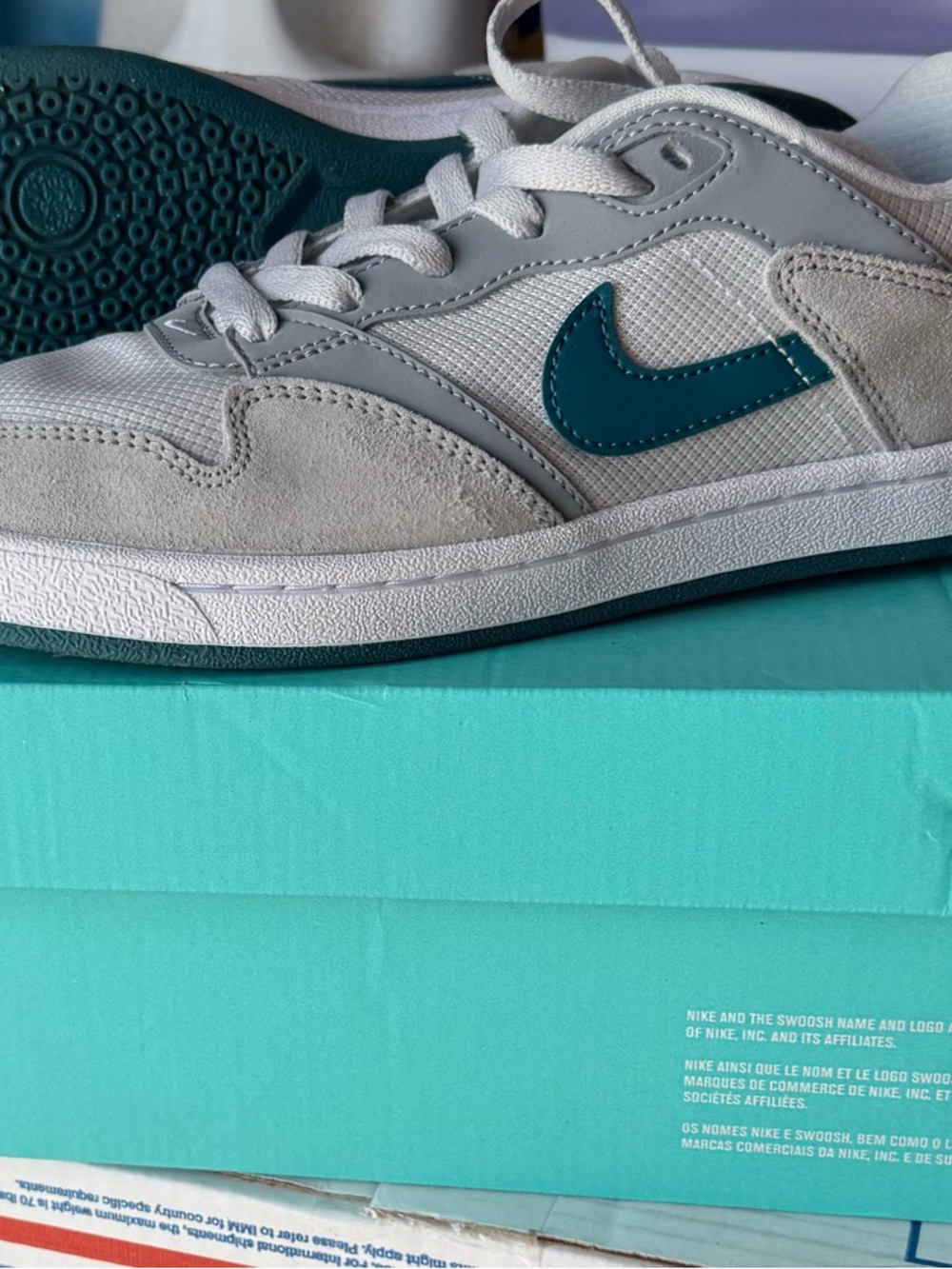 Nike Low-Top Sneaker in Light Gray and Teal